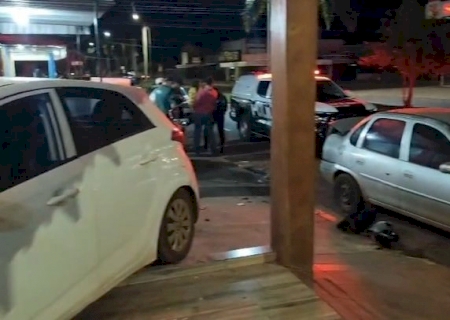 Carro invade varanda de sorveteria após sequência de colisões em Caarapó
