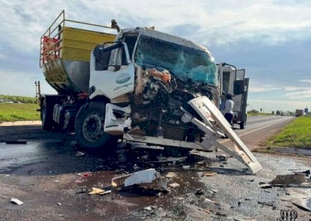 Caminh&atilde;o-tanque fica destru&iacute;do ao atingir carreta, mas motorista sobrevive