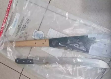 Homem armado com facão morre após confronto com policiais durante surto dentro de casa 