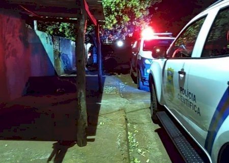 Homem é perseguido por dupla de moto e assassinado após correr para dentro de uma casa>