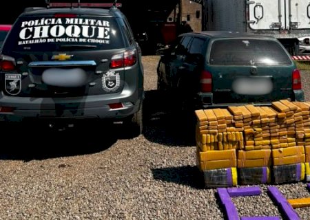 Mulher &eacute; presa com 408 kg de maconha guardados a mando do marido preso