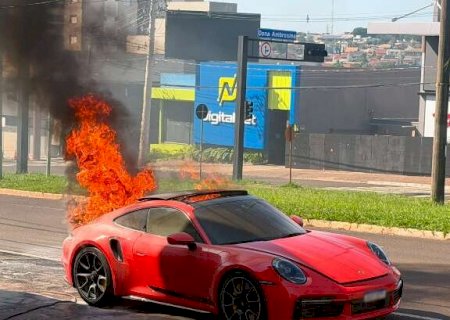 Pai e filho escapam de inc&ecirc;ndio, mas fogo consome Porsche de R$ 1 milh&atilde;o