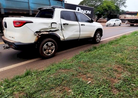 Carreta e Fiat Toro colidem na BR-163, em Caarapó; não há registro de feridos
