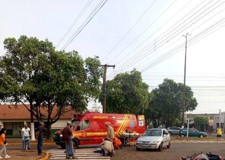 Acidente entre motocicleta e Celta deixa duas mulheres feridas em Caarapó