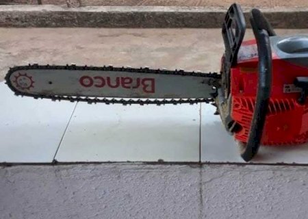 Vizinho ameaça mulher com motosserra e solta fogos contra cadela por causa de latidos