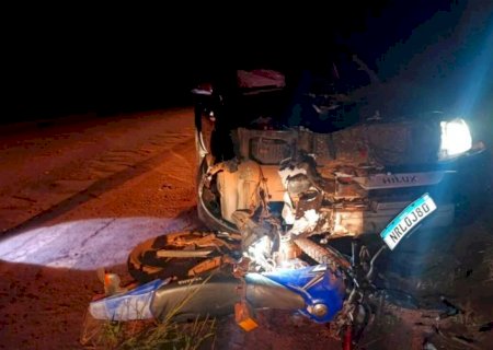 Motociclista bate em caminhonete e morre em Ivinhema