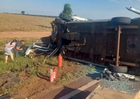 Colisão entre carro e van com pacientes deixa cinco mortos na BR-163