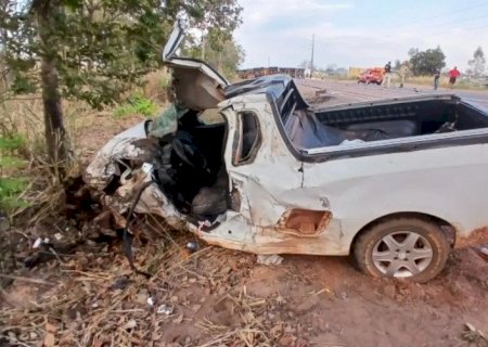 Batida entre carreta e picape deixa motorista preso às ferragens na BR-163