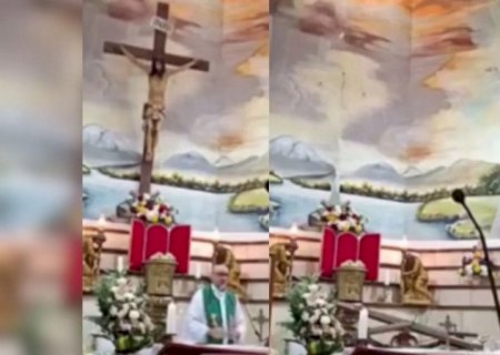Cruz cai sobre padre durante missa e o mata no Equador>
