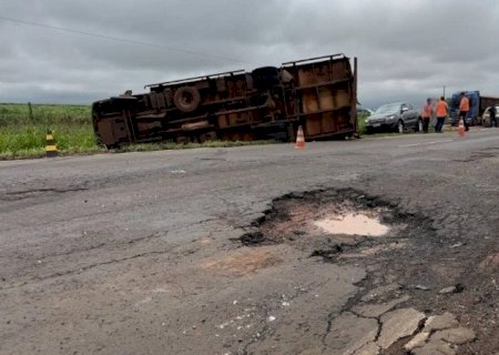 Caminhão tomba após colisão com bitrem em trecho com buraco na BR-376>