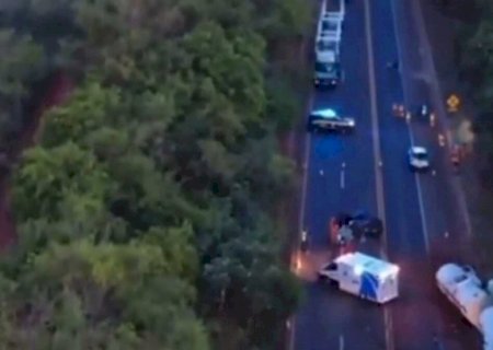 Batida entre caminhonete e caminhão de combustível mata duas pessoas na BR-158