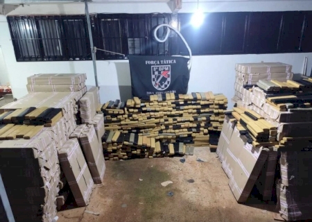 Caminhão com carga de móveis escondia 3,2 toneladas de maconha em MS